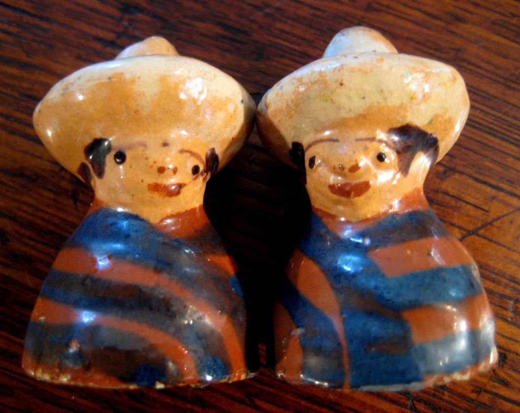 Vintage Mexican Pottery Salt & Pepper Shakers Vintage Mexican Pottery Salt & Pepper Shakers