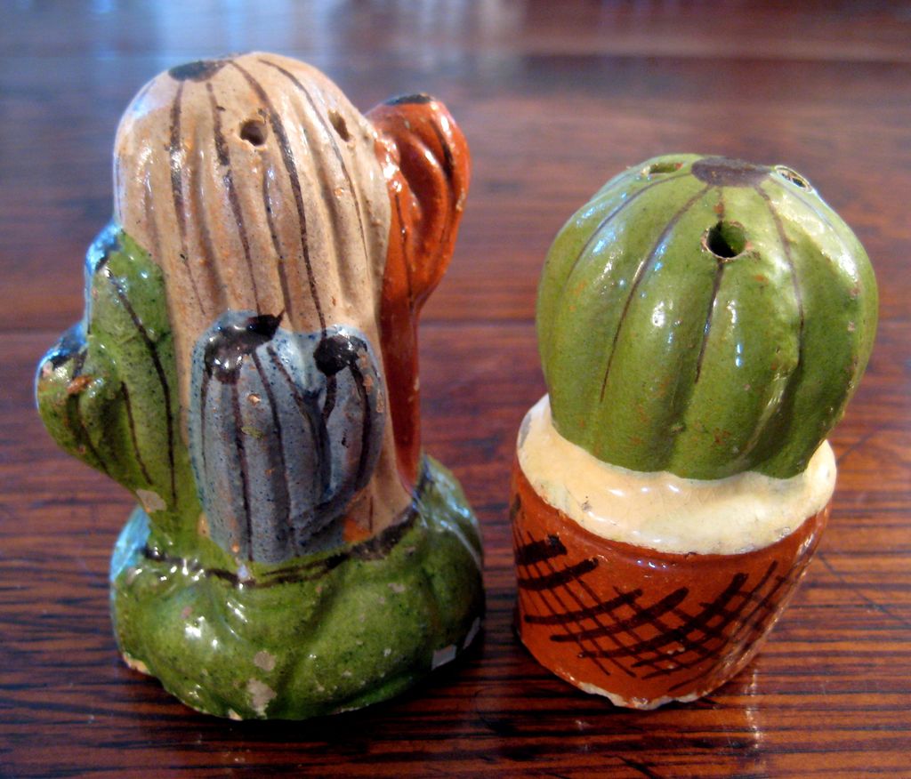 Vintage Pair Of Mexican Pottery Salt & Pepper Shakers Vintage Pair Of Mexican Pottery Salt & Pepper Shakers