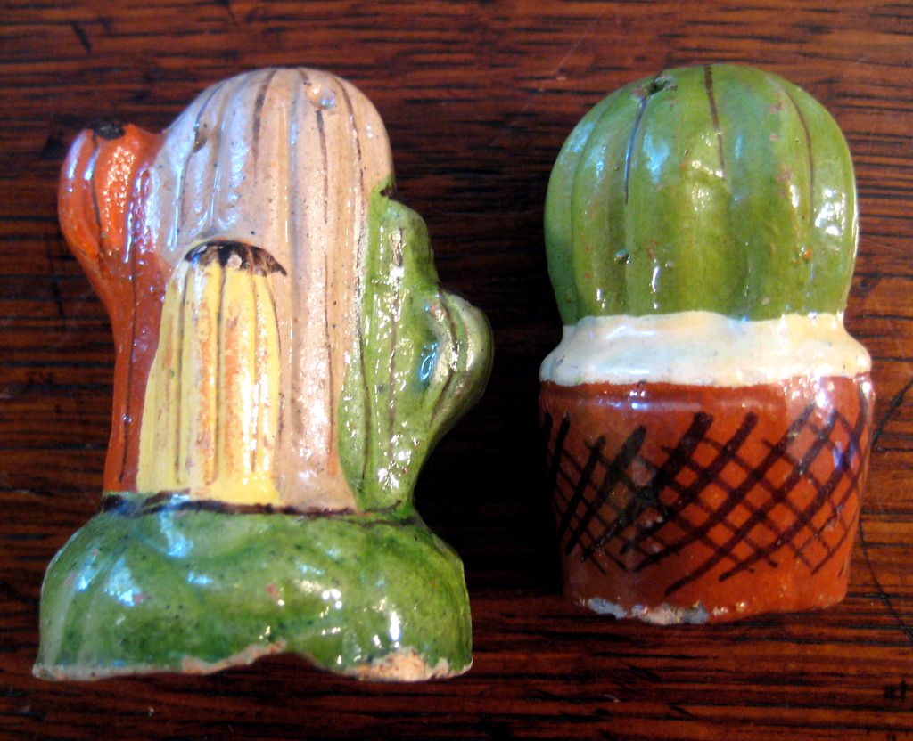 Vintage Pair Of Mexican Pottery Salt & Pepper Shakers Vintage Pair Of Mexican Pottery Salt & Pepper Shakers