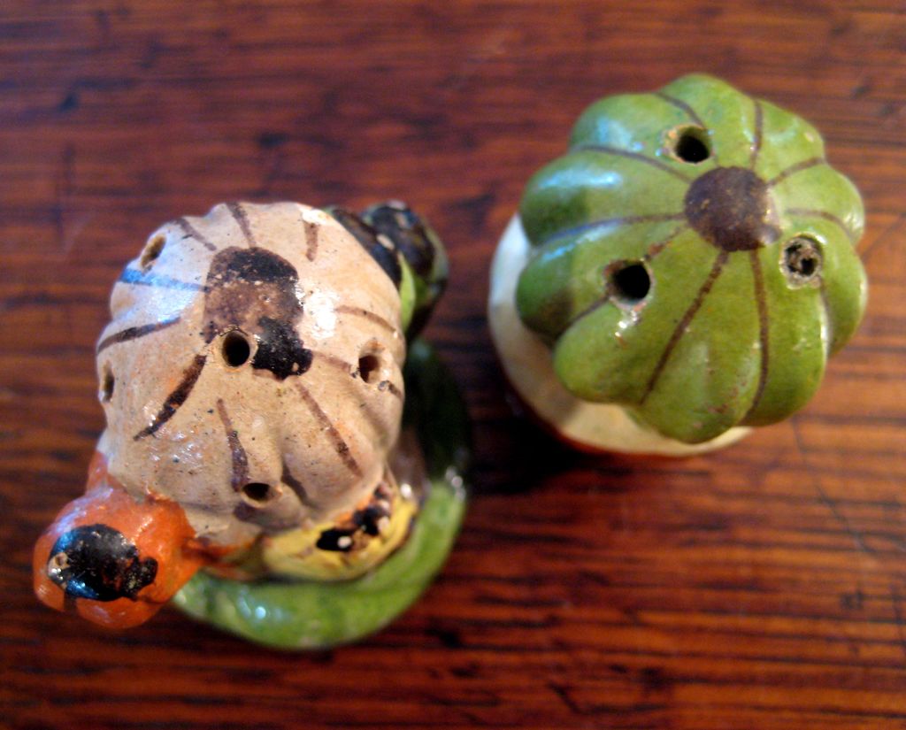 Vintage Pair Of Mexican Pottery Salt & Pepper Shakers Vintage Pair Of Mexican Pottery Salt & Pepper Shakers