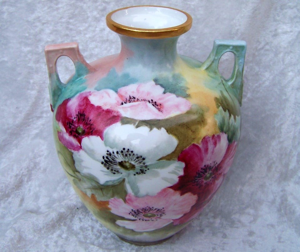 Beautiful Vintage O.E. & G Royal Austria 1900's Hand Painted Vibrant "Red, Pink, & White Poppies" 7-3/8" Vase Beautiful Vintage O.E. & G Royal Austria 1900's Hand Painted Vibrant "Red, Pink, & White Poppies" 7-3/8" Vase