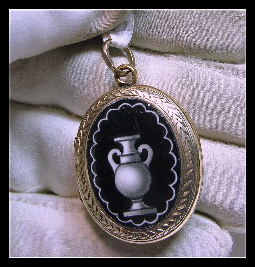 1850s-1870s Gold Mourning Locket with Enamel Decoration 1850s-1870s Gold Mourning Locket with Enamel Decoration