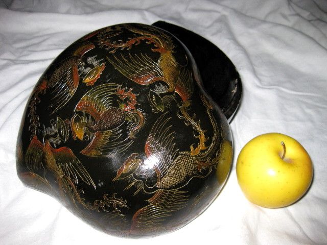Large Japanese Lacquer Ware Heart Shape Box with Cranes Large Japanese Lacquer Ware Heart Shape Box with Cranes