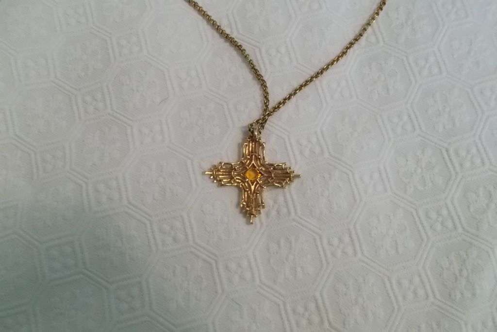 Sarah Coventry Goldtone w/ Amber Colored Pendant! Sarah Coventry Goldtone w/ Amber Colored Pendant!