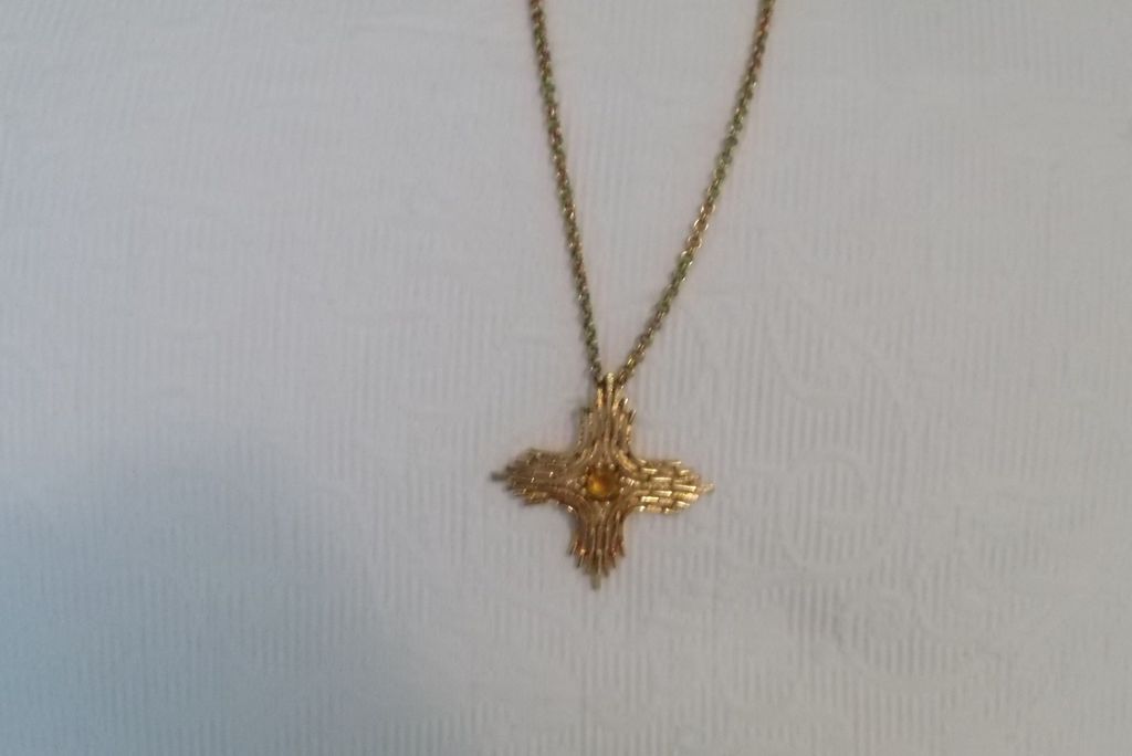 Sarah Coventry Goldtone w/ Amber Colored Pendant! Sarah Coventry Goldtone w/ Amber Colored Pendant!