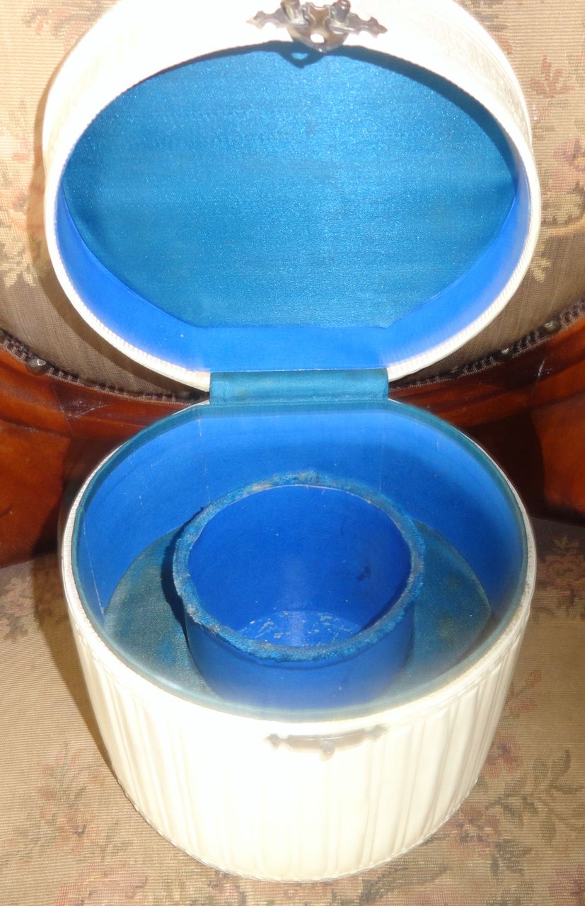 Celluloid Victorian Collars and Cuffs Box Circa 1880 Celluloid Victorian Collars and Cuffs Box Circa 1880