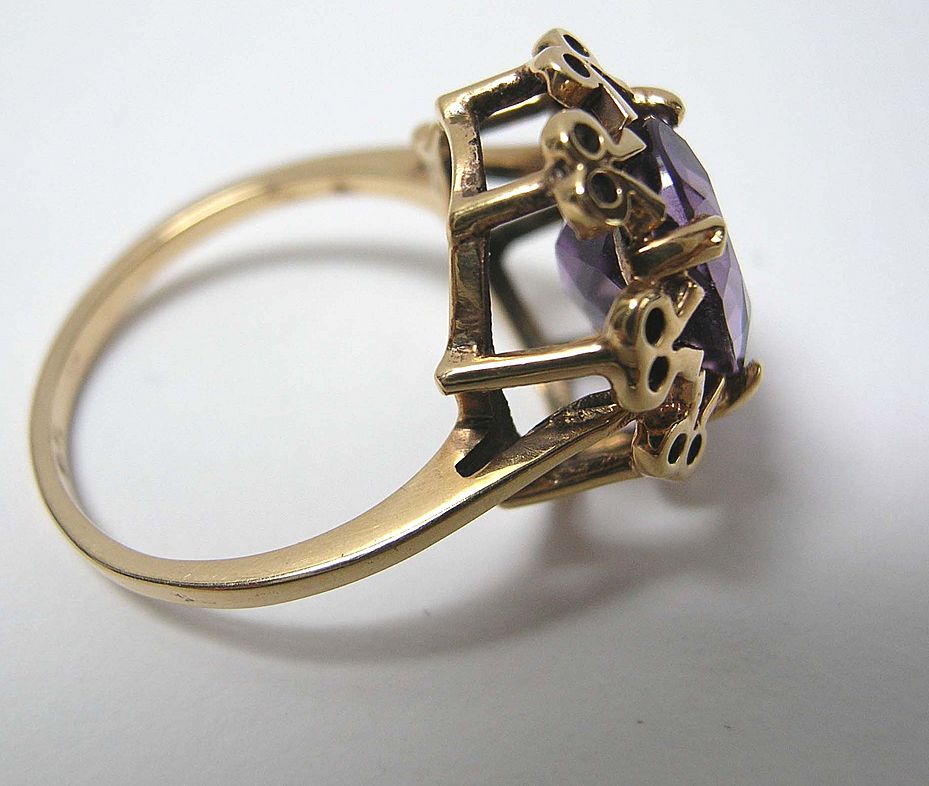 Vintage 14 Karat Gold Amethyst Bow Ring Vintage 14 Karat Gold Amethyst Bow Ring