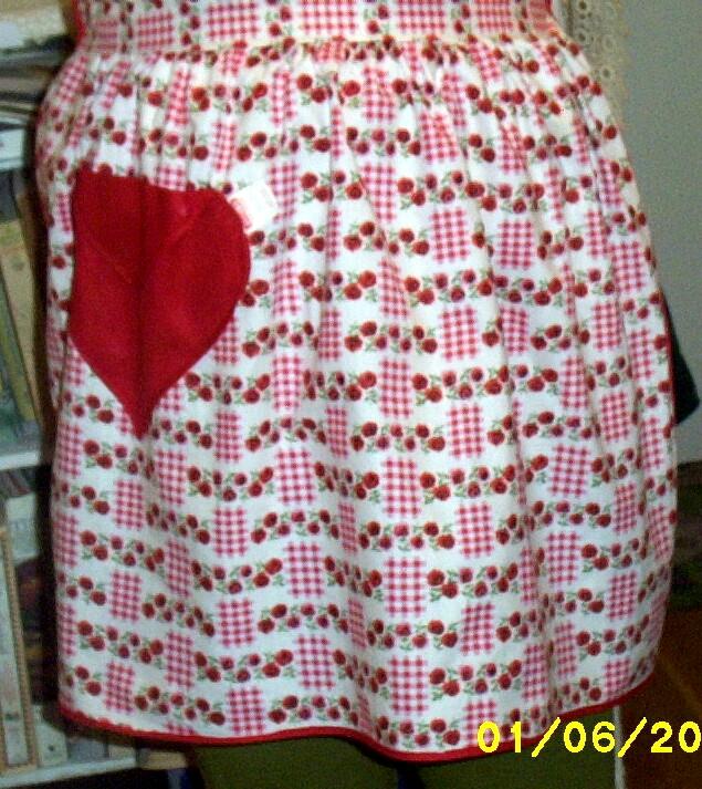 Vintage Valentine Apron With Red Heart Pocket Red Checked Ground With Red Roses... Like New Vintage Valentine Apron With Red Heart Pocket Red Checked Ground With Red Roses... Like New
