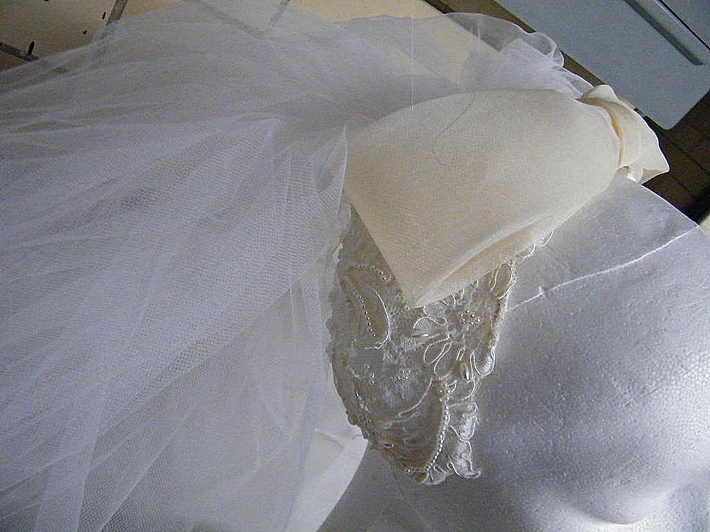 Vintage 1960's Bridal Veil & Headpiece..Cream Juliet Cap Of Lace & Pearls With Organdy Bow & White Short Veil Vintage 1960's Bridal Veil & Headpiece..Cream Juliet Cap Of Lace & Pearls With Organdy Bow & White Short Veil