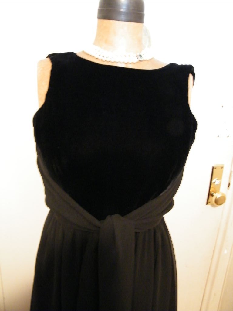 Vintage..Designer Dress..Velvet Bodice / Double layer Chiffon Skirt..Tie..Size 6..Excellent Condition Vintage..Designer Dress..Velvet Bodice / Double layer Chiffon Skirt..Tie..Size 6..Excellent Condition