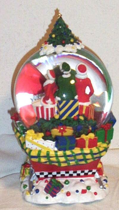 Retired...Green Holly Musical Snowglobe..Radio City Christmas Spectacular Retired...Green Holly Musical Snowglobe..Radio City Christmas Spectacular
