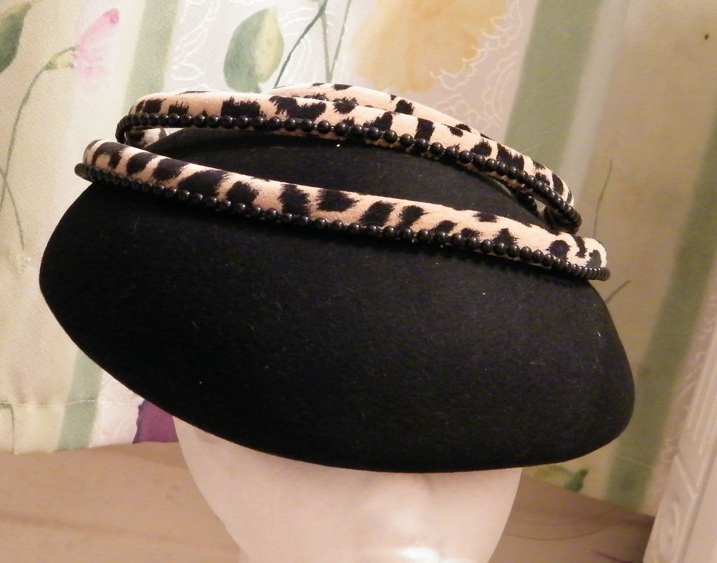 Vintage STRIKING Black Felt Hat With Leopard Trim.. Vintage STRIKING Black Felt Hat With Leopard Trim..