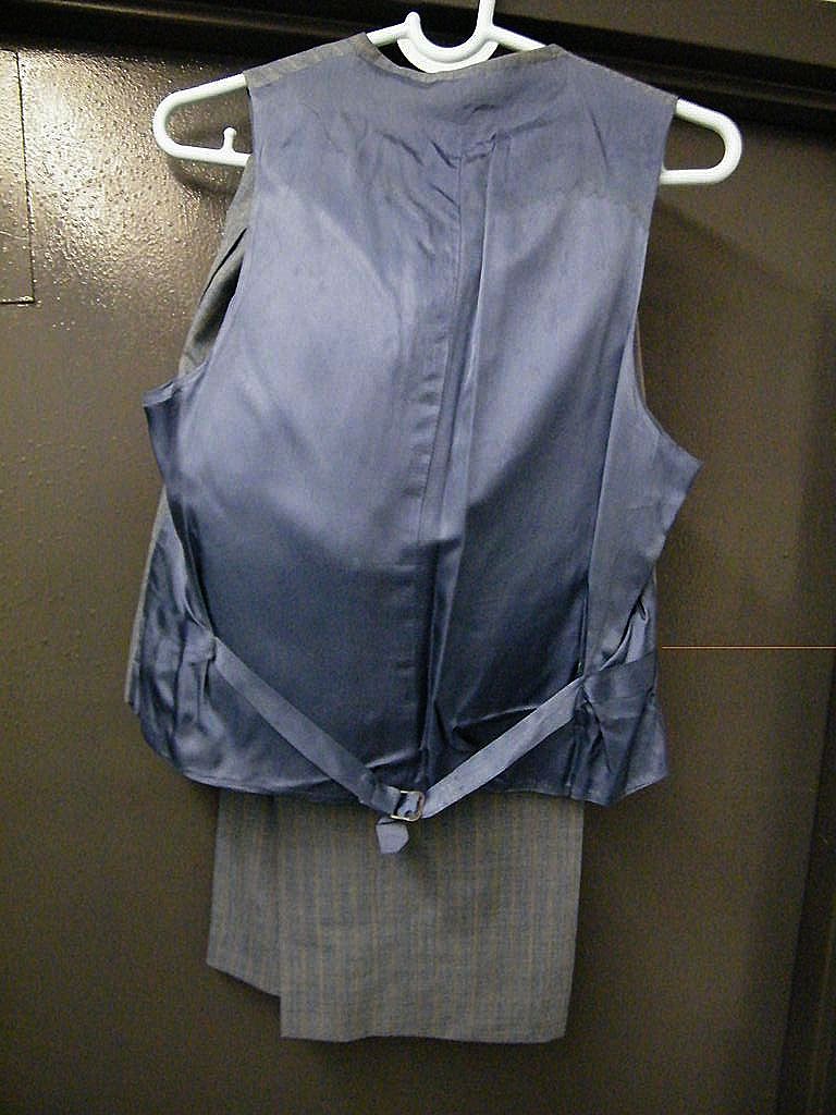 Men's 3 Piece Suit..Blue Chambray With Stripe..Wool..Saks Fifth Avenue..Size 42L Men's 3 Piece Suit..Blue Chambray With Stripe..Wool..Saks Fifth Avenue..Size 42L