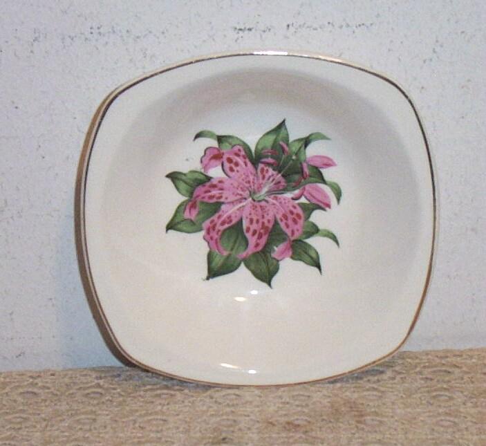 Vintage Paden City Pink Tiger Lily..SQUARE Shaped.. 3-Piece Set..Dinner Plate..Dessert Plate..Berry Bowl....4-Sets Available Vintage Paden City Pink Tiger Lily..SQUARE Shaped.. 3-Piece Set..Dinner Plate..Dessert Plate..Berry Bowl....4-Sets Available