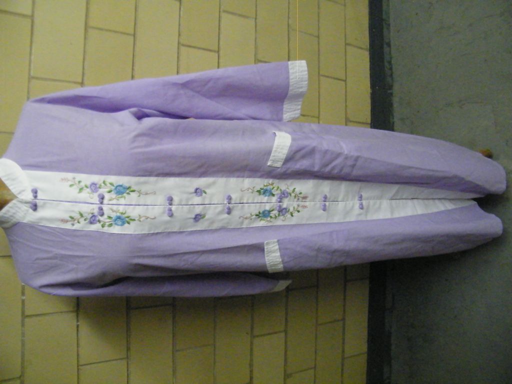 Chinese Lounge Robe By Jodi Arden..Hand Embroidered..Lavender / White Polyester Cotton..Size XL.. Chinese Lounge Robe By Jodi Arden..Hand Embroidered..Lavender / White Polyester Cotton..Size XL..