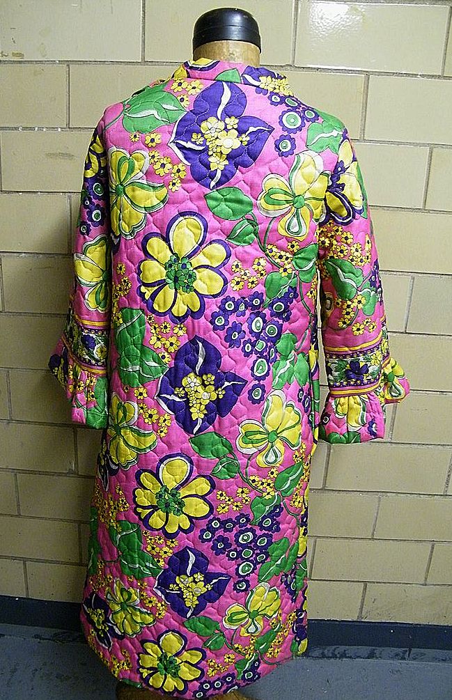 1960's..Quilted Robe Of Psychedelic Print..Junior 11 / 12..Made In USA..Excellent Condition 1960's..Quilted Robe Of Psychedelic Print..Junior 11 / 12..Made In USA..Excellent Condition