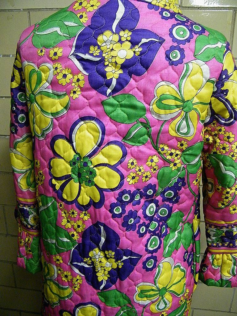 1960's..Quilted Robe Of Psychedelic Print..Junior 11 / 12..Made In USA..Excellent Condition 1960's..Quilted Robe Of Psychedelic Print..Junior 11 / 12..Made In USA..Excellent Condition