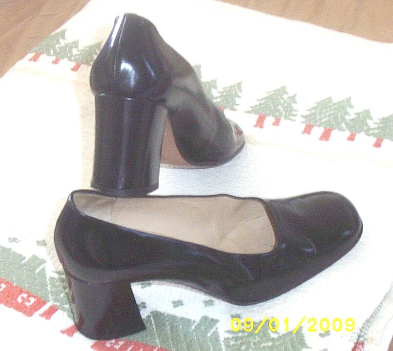 Designer..Shoes..GUCCI..Black Leather Heels Made In Italy..9-B Designer..Shoes..GUCCI..Black Leather Heels Made In Italy..9-B