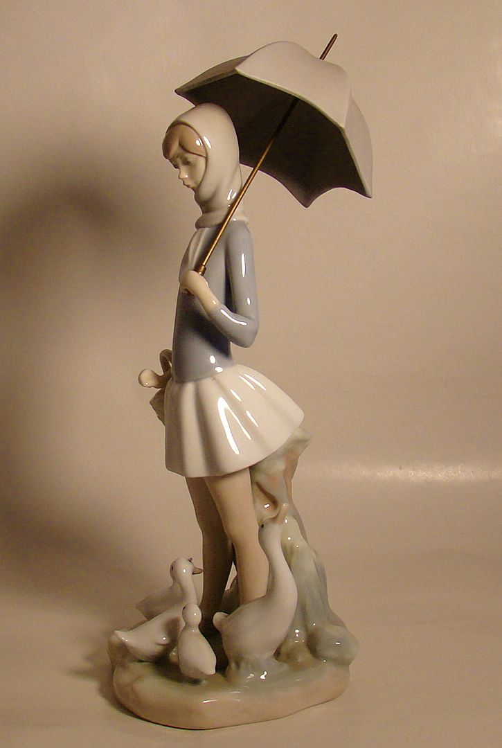 Lladro Figurine – "Girl With Umbrella" – Closed Edition – c. 1969 Lladro Figurine – "Girl With Umbrella" – Closed Edition – c. 1969
