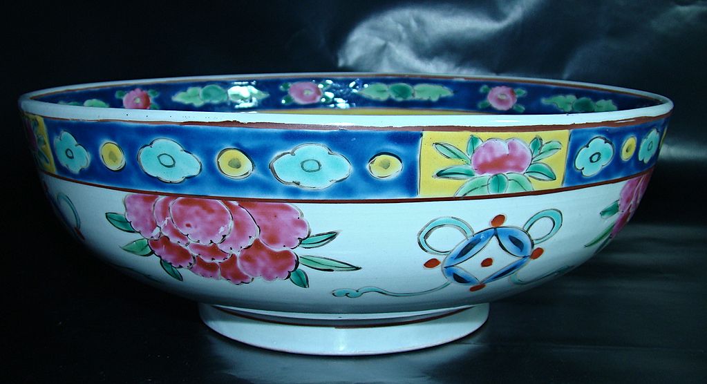 Japanese Bowl Styled After Chinese K'ang Hsi Period Porcelain – Circa: 1900 -1920 Japanese Bowl Styled After Chinese K'ang Hsi Period Porcelain – Circa: 1900 -1920