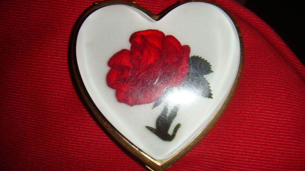 Wonderful Rose Under Lucite Heart Compact Brought From Japan Military Man Wonderful Rose Under Lucite Heart Compact Brought From Japan Military Man
