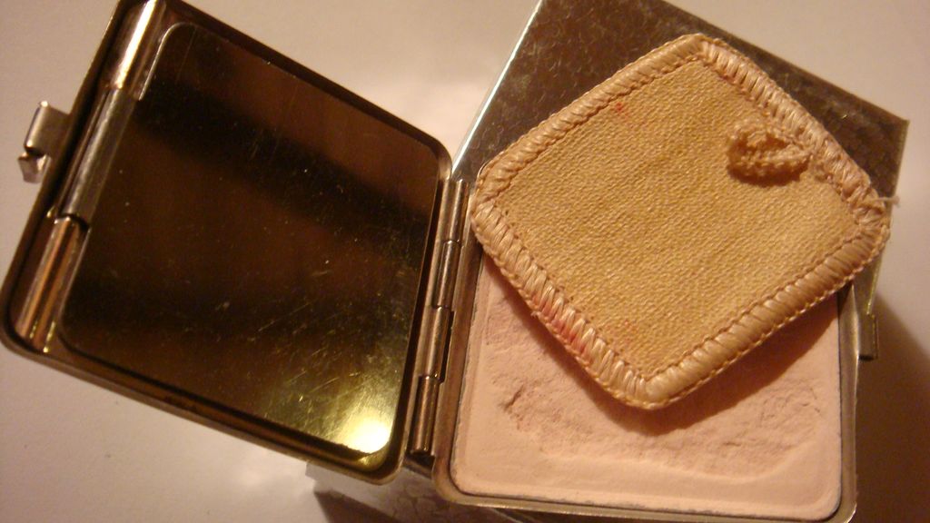 Art Deco Silver and Two Shades of Green Enameled Design Tri-Fold Compact for Rouge & Powder Unique Open Art Deco Silver and Two Shades of Green Enameled Design Tri-Fold Compact for Rouge & Powder Unique Open