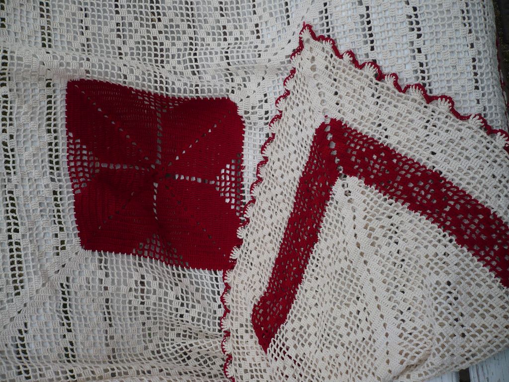 Vintage Cream & Red Crochet Tablecloth Vintage Cream & Red Crochet Tablecloth