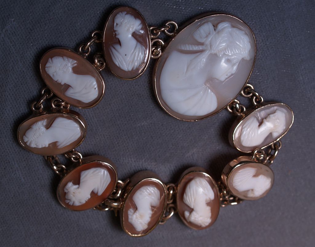 9 Karat Gold Edwardian Cameo Bracelet - Original Box 9 Karat Gold Edwardian Cameo Bracelet - Original Box