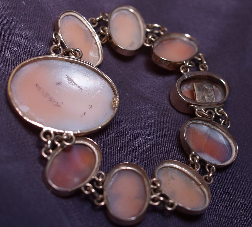 9 Karat Gold Edwardian Cameo Bracelet - Original Box 9 Karat Gold Edwardian Cameo Bracelet - Original Box
