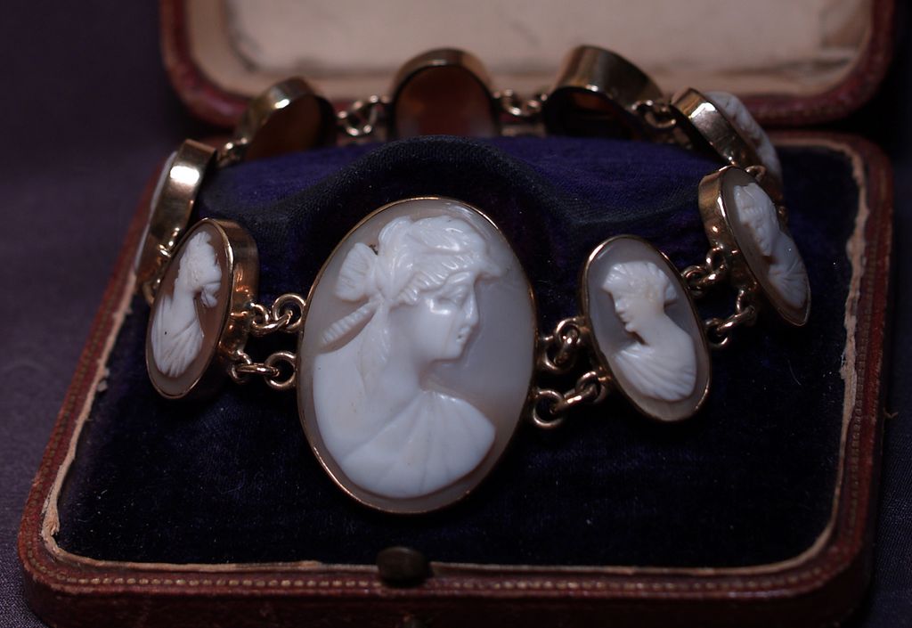 9 Karat Gold Edwardian Cameo Bracelet - Original Box 9 Karat Gold Edwardian Cameo Bracelet - Original Box
