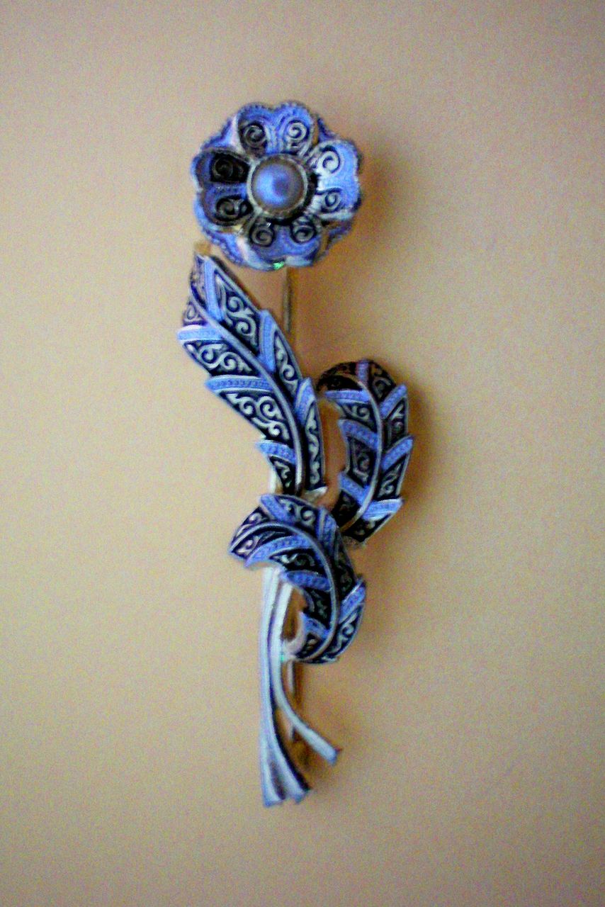 Gold Tone / Silver Tone Metal Flower with Simulated Pearl Gold Tone / Silver Tone Metal Flower with Simulated Pearl