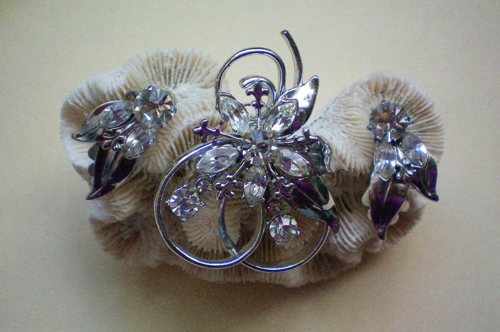 Versatile Rhinestone Set of Pendant / Brooch and Clip Earrings Versatile Rhinestone Set of Pendant / Brooch and Clip Earrings