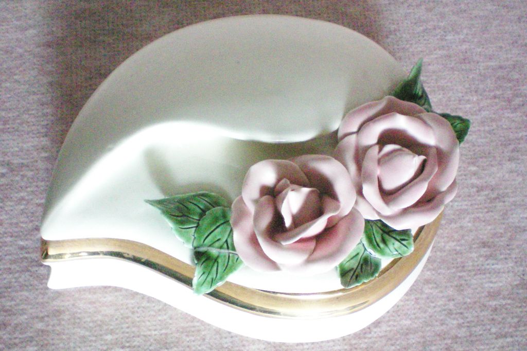 Unusual shaped Ceramic Dresser / Trinket Box with Applied Roses Unusual shaped Ceramic Dresser / Trinket Box with Applied Roses