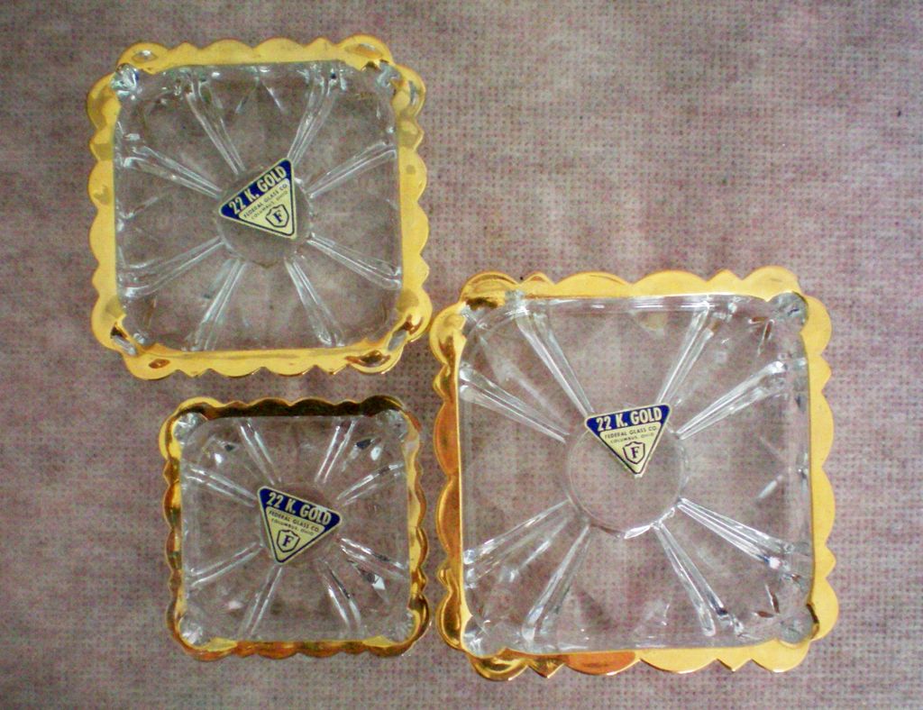 22Kt Gold Rimmed Nesting Ashtrays by Federal Glass Co. 22Kt Gold Rimmed Nesting Ashtrays by Federal Glass Co.
