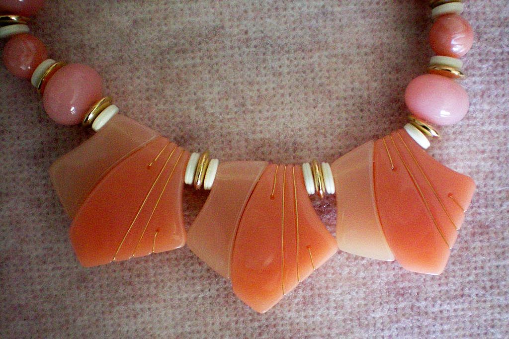Chunky Lucite Salmon/Pink Beaded Necklace Chunky Lucite Salmon/Pink Beaded Necklace