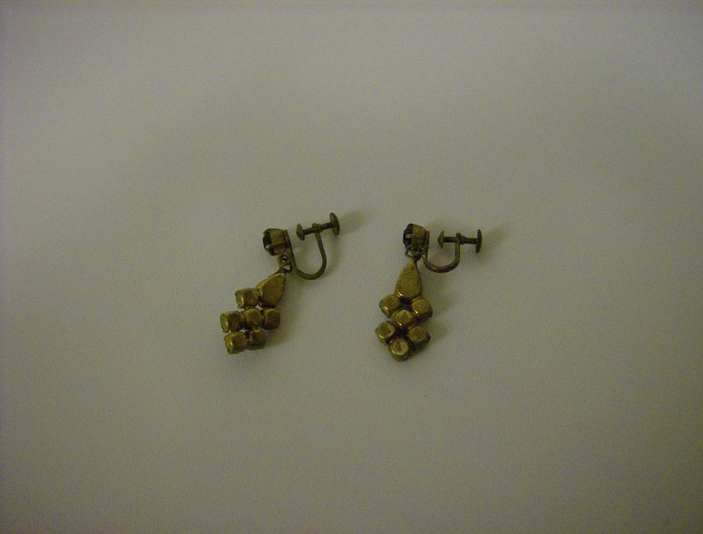 Vintage Aurora Borealis Dangle ~ Screw Back ~ Earrings Vintage Aurora Borealis Dangle ~ Screw Back ~ Earrings