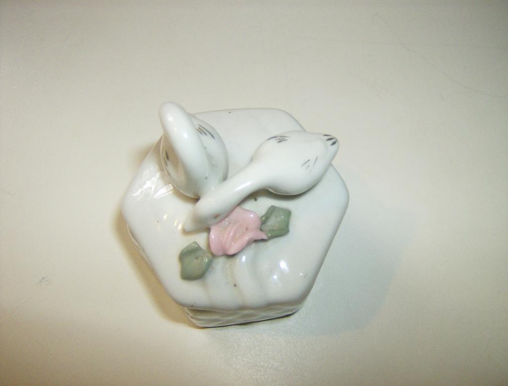 Porcelain Swan Trinket Box ~ Made in China Porcelain Swan Trinket Box ~ Made in China