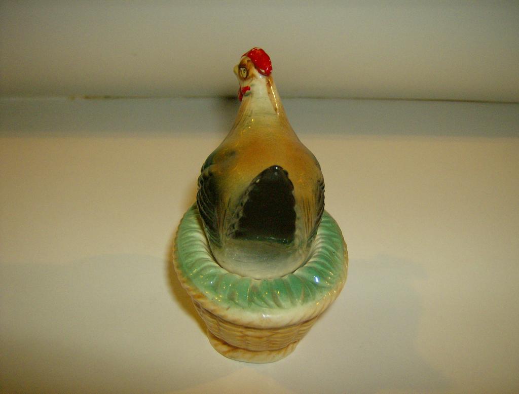 Chicken on Nest Salt and Pepper Shakers Chicken on Nest Salt and Pepper Shakers