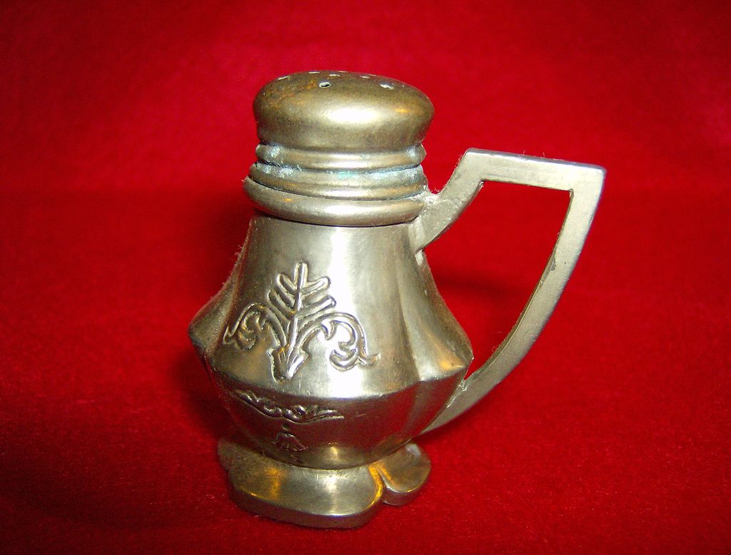 Pewter Salt & Pepper Shakers with Tray Pewter Salt & Pepper Shakers with Tray