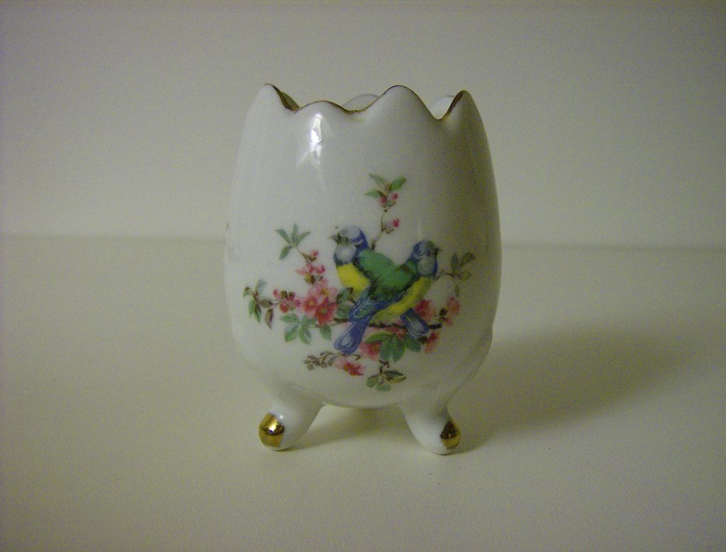 Porcelain 3-footed Egg Vase ~ Ardco ~ Made in Japan Porcelain 3-footed Egg Vase ~ Ardco ~ Made in Japan