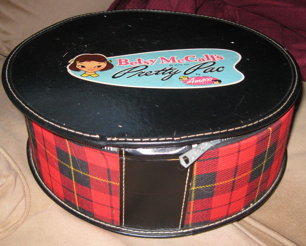 1950s Round Betsy McCall Pretty Pac Case by Amsco 1950s Round Betsy McCall Pretty Pac Case by Amsco