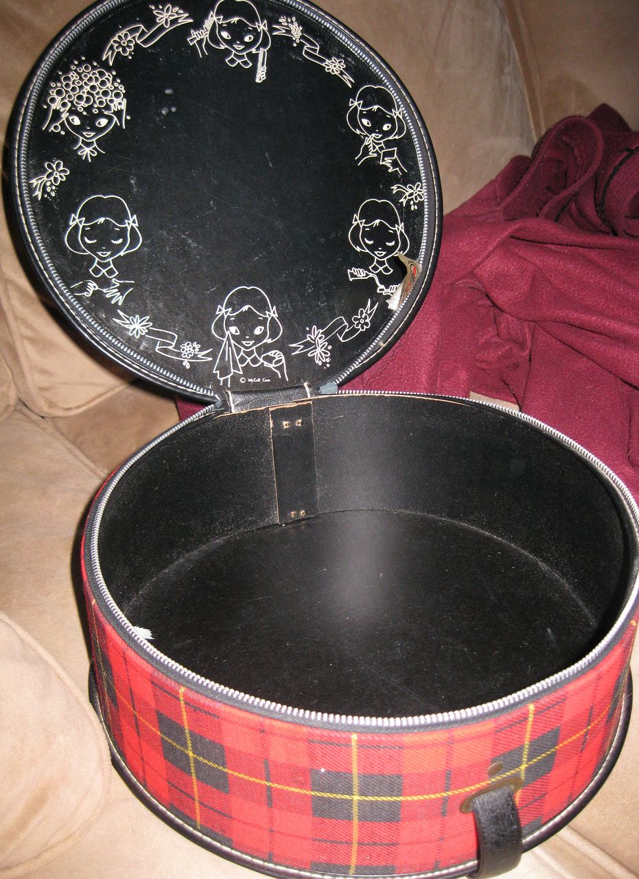1950s Round Betsy McCall Pretty Pac Case by Amsco 1950s Round Betsy McCall Pretty Pac Case by Amsco