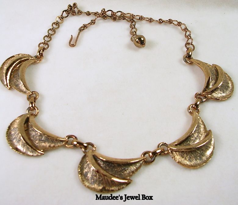 Vintage Copper Tone Scalloped Leaf Necklace Vintage Copper Tone Scalloped Leaf Necklace
