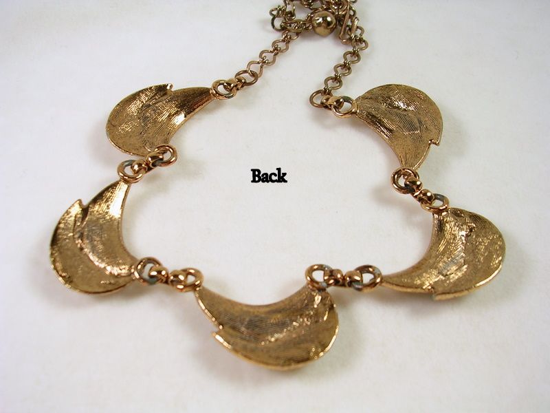 Vintage Copper Tone Scalloped Leaf Necklace Vintage Copper Tone Scalloped Leaf Necklace