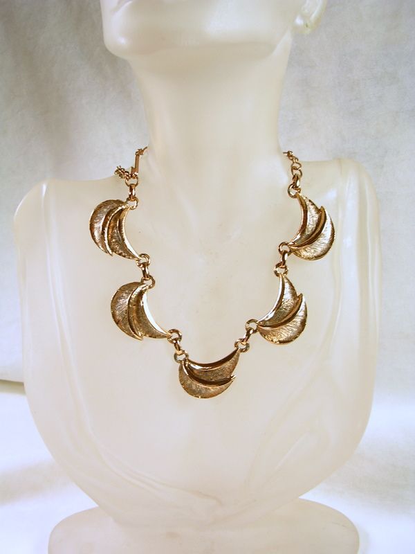 Vintage Copper Tone Scalloped Leaf Necklace Vintage Copper Tone Scalloped Leaf Necklace