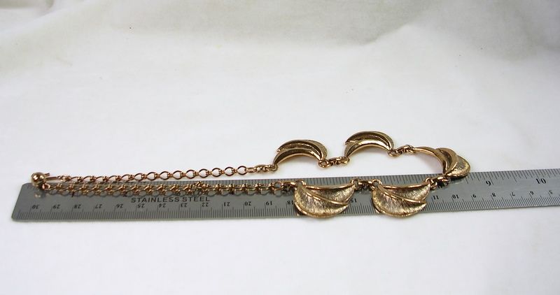 Vintage Copper Tone Scalloped Leaf Necklace Vintage Copper Tone Scalloped Leaf Necklace