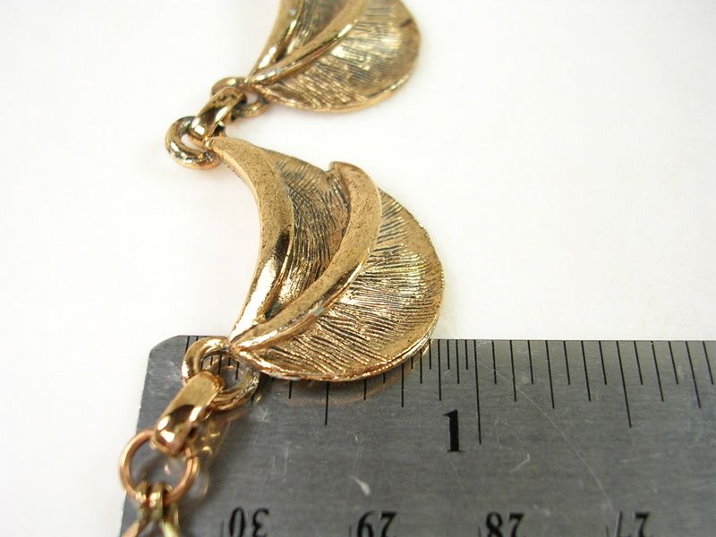 Vintage Copper Tone Scalloped Leaf Necklace Vintage Copper Tone Scalloped Leaf Necklace