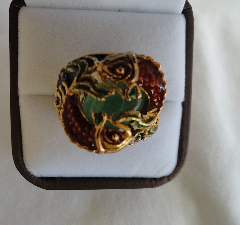 Designer Genuine 7 Carot Emerald Ring, With 2 Lizard's Circling Designer Genuine 7 Carot Emerald Ring, With 2 Lizard's Circling