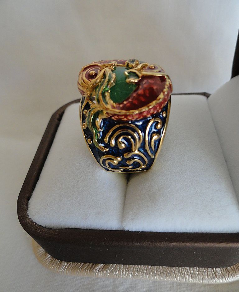 Designer Genuine 7 Carot Emerald Ring, With 2 Lizard's Circling Designer Genuine 7 Carot Emerald Ring, With 2 Lizard's Circling