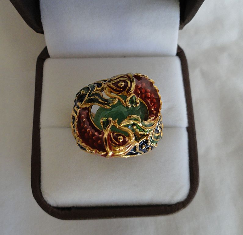 Designer Genuine 7 Carot Emerald Ring, With 2 Lizard's Circling Designer Genuine 7 Carot Emerald Ring, With 2 Lizard's Circling